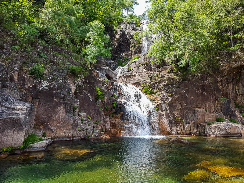 Cascata e piscina natural