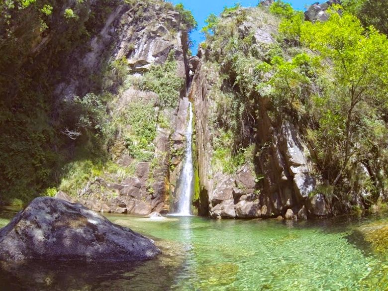 Cascata e piscina natural